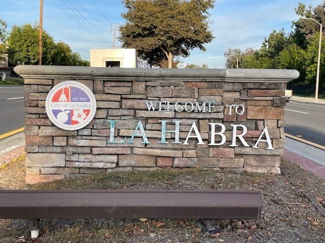 Stone sign welcoming visitors to the city of la habra.